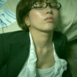 眼鏡っ娘美人OL 睡眠中に悪戯 無反応のカラダに男が忍び寄る